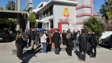 Adana’da Karne Almaya Giden Veliler Okulun Kapandığını Öğrendi